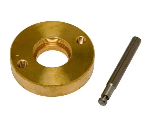 Metalladapter mit gewindeeingerichtetem Innenloch und seitlichen Bohrungen, ergänzt durch einen Stahlstift, hergestellt von IMI Hydronic Engineering.